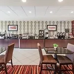 La Quinta Inn & Suites By Wyndham Tulsa Midtown 